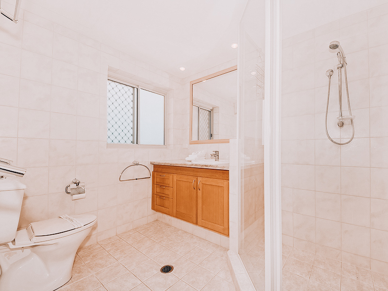 Oceana on Broadbeach accommodation Bathroom